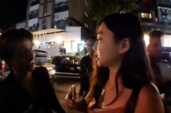 印度2男子街头强吻韩国女主播,韩国女主播险遭不测