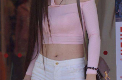 美女胸前没有衣服,一抹风情，尽显无遗